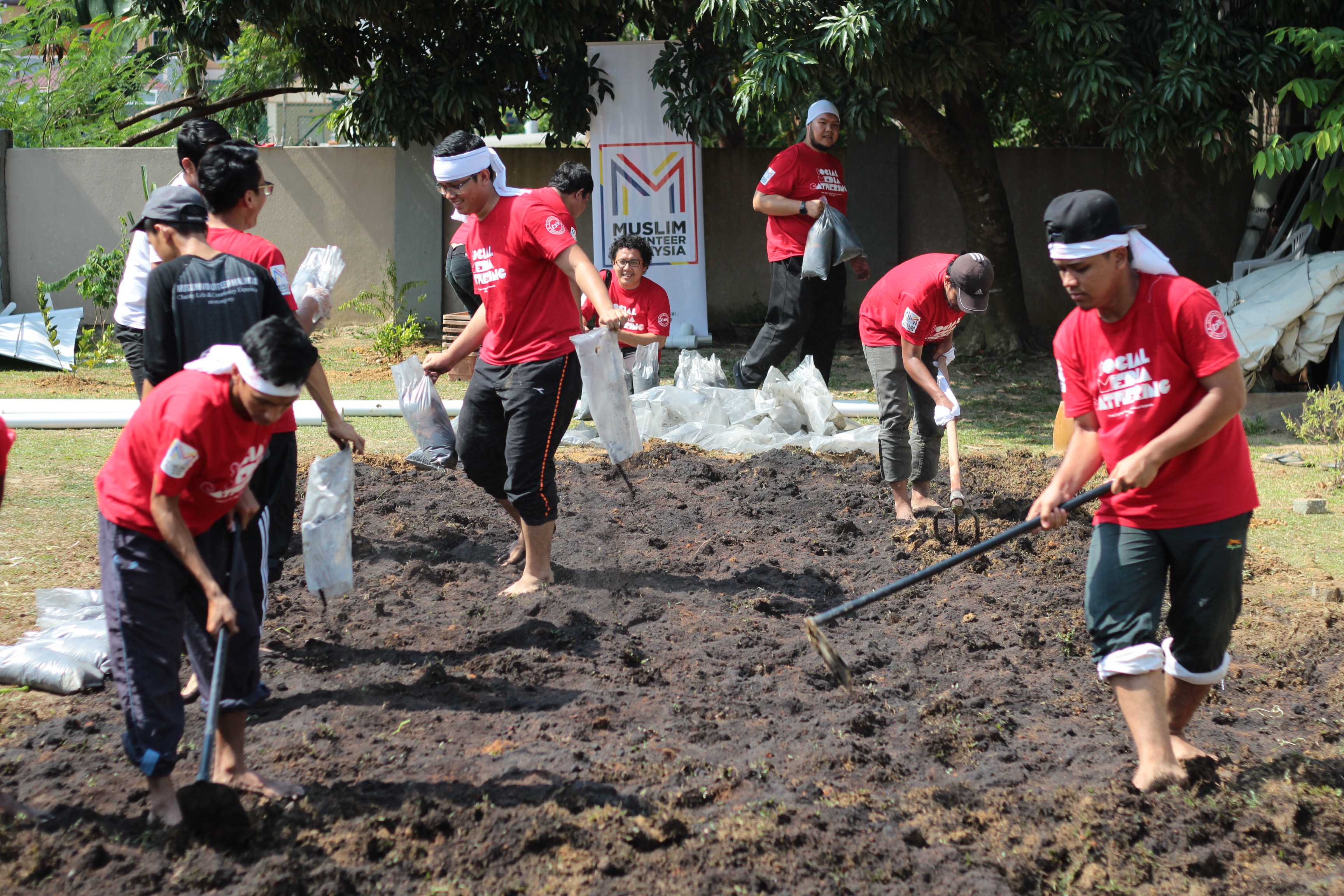 Kerja sukarelawan ini turut memberi ilmu kepada generasi muda untuk berkebun
